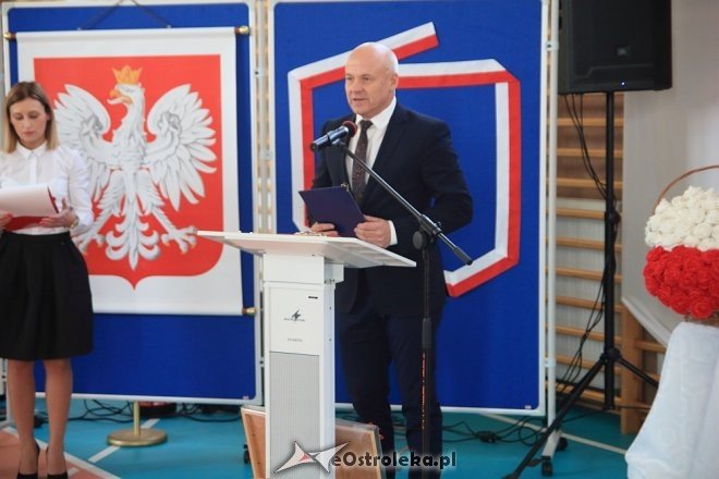 Uroczystość nadania sztandaru i imienia Szkole Podstawowej w Borawem [ZDJĘCIA] - zdjęcie #5 - eOstroleka.pl