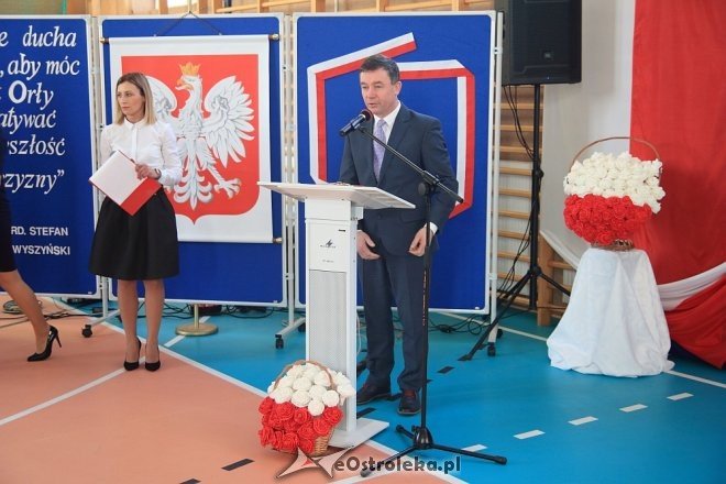 Uroczystość nadania sztandaru i imienia Szkole Podstawowej w Borawem [ZDJĘCIA] - zdjęcie #86 - eOstroleka.pl