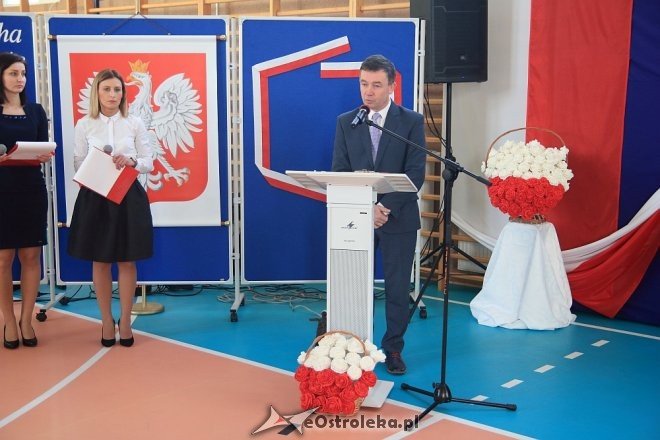 Uroczystość nadania sztandaru i imienia Szkole Podstawowej w Borawem [ZDJĘCIA] - zdjęcie #2 - eOstroleka.pl