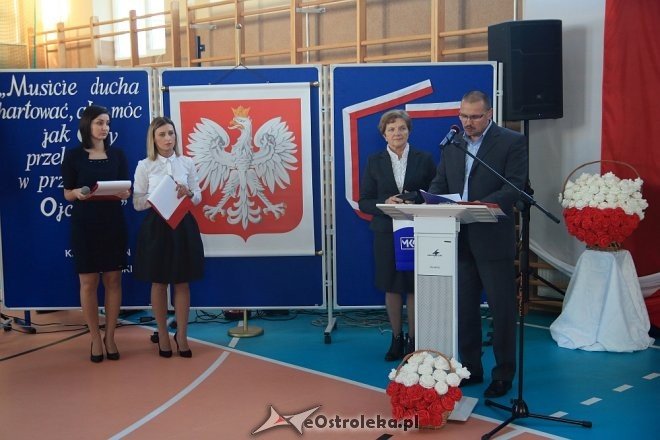 Uroczystość nadania sztandaru i imienia Szkole Podstawowej w Borawem [ZDJĘCIA] - zdjęcie #1 - eOstroleka.pl