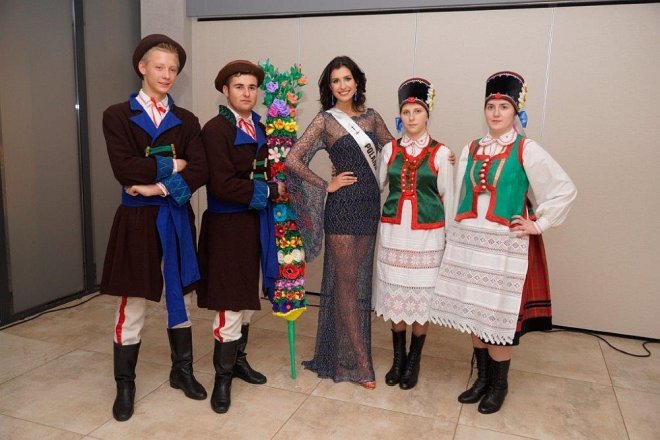 Bigos, pierogi i kurpiowski zespół na zgrupowaniu Miss Supernational 2016 [ZDJĘCIA] - zdjęcie #9 - eOstroleka.pl