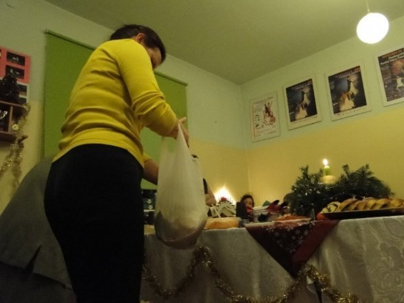 Wigilia w fundacji Pomocna Dłoń (17.12.09) - zdjęcie #23 - eOstroleka.pl