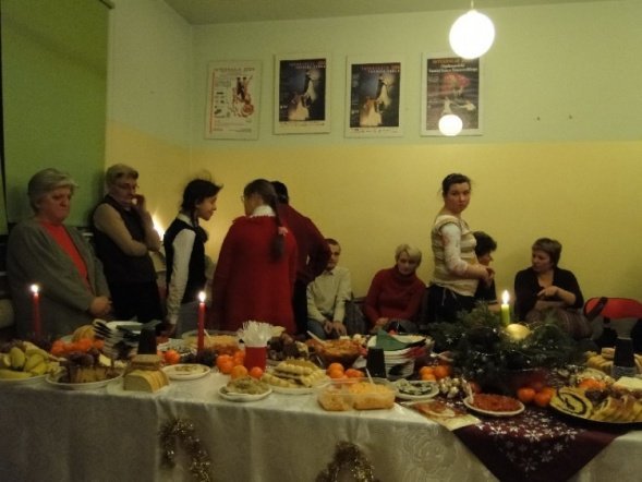 Wigilia w fundacji Pomocna Dłoń (17.12.09) - zdjęcie #22 - eOstroleka.pl
