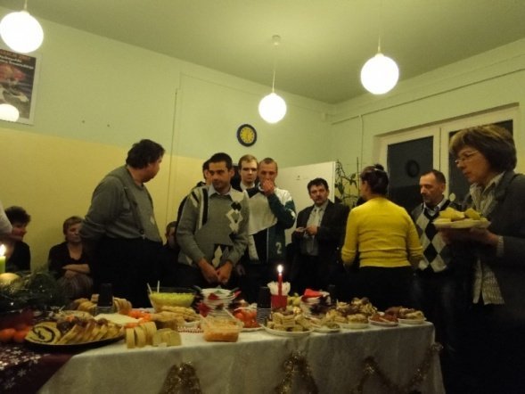 Wigilia w fundacji Pomocna Dłoń (17.12.09) - zdjęcie #21 - eOstroleka.pl