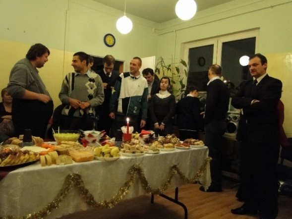 Wigilia w fundacji Pomocna Dłoń (17.12.09) - zdjęcie #20 - eOstroleka.pl