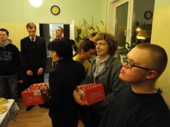 Wigilia w fundacji Pomocna Dłoń (17.12.09) - zdjęcie #18 - eOstroleka.pl