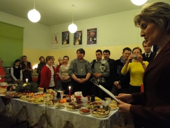 Wigilia w fundacji Pomocna Dłoń (17.12.09) - zdjęcie #16 - eOstroleka.pl