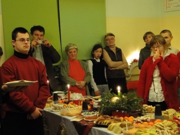 Wigilia w fundacji Pomocna Dłoń (17.12.09) - zdjęcie #14 - eOstroleka.pl