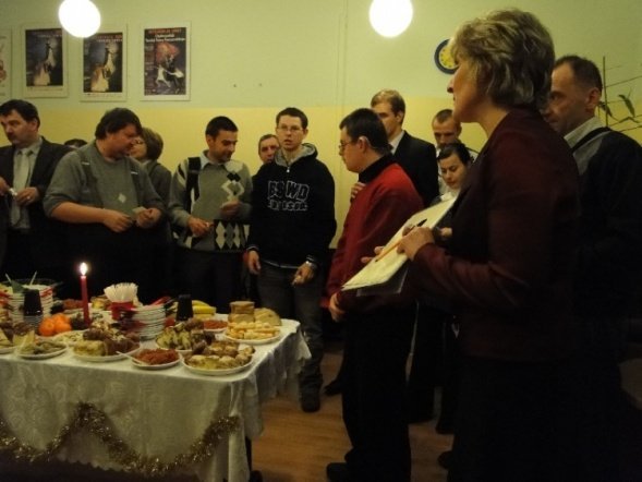 Wigilia w fundacji Pomocna Dłoń (17.12.09) - zdjęcie #11 - eOstroleka.pl