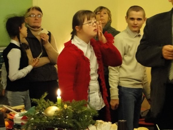 Wigilia w fundacji Pomocna Dłoń (17.12.09) - zdjęcie #9 - eOstroleka.pl