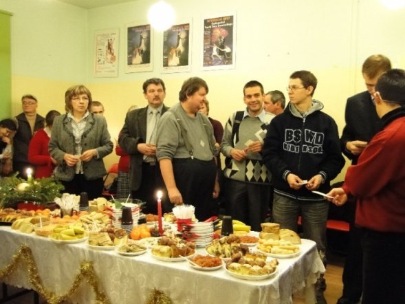 Wigilia w fundacji Pomocna Dłoń (17.12.09) - zdjęcie #7 - eOstroleka.pl
