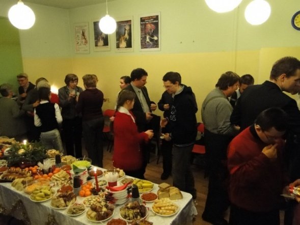 Wigilia w fundacji Pomocna Dłoń (17.12.09) - zdjęcie #6 - eOstroleka.pl