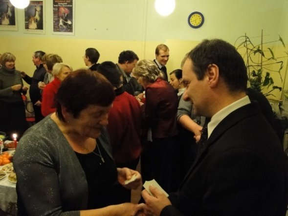 Wigilia w fundacji Pomocna Dłoń (17.12.09) - zdjęcie #4 - eOstroleka.pl