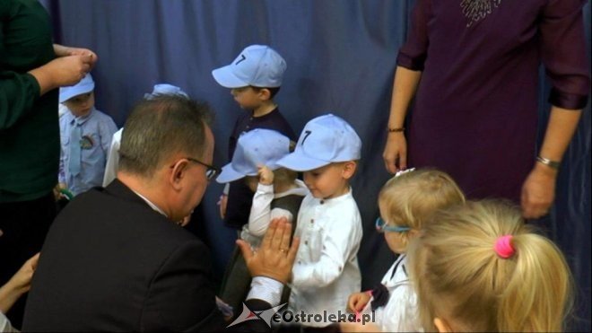 Pasowanie na przedszkolaka w „Tęczowej Krainie” [ZDJĘCIA] - zdjęcie #8 - eOstroleka.pl