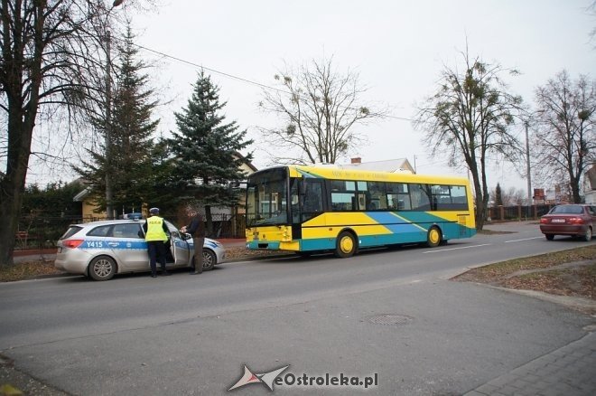 Kolizja z autobusem na osiedlu Stacja [ZDJĘCIA] - zdjęcie #1 - eOstroleka.pl