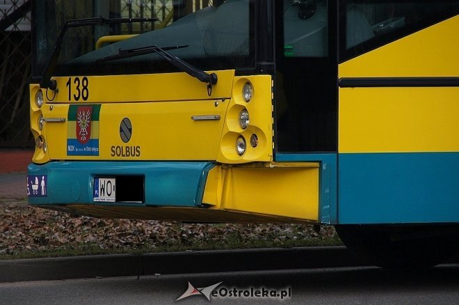 Kolizja z autobusem na osiedlu Stacja [ZDJĘCIA] - zdjęcie #3 - eOstroleka.pl