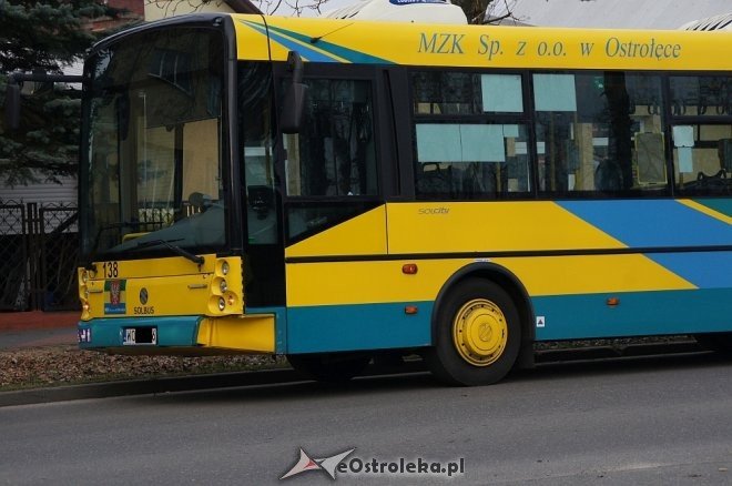 Kolizja z autobusem na osiedlu Stacja [ZDJĘCIA] - zdjęcie #4 - eOstroleka.pl