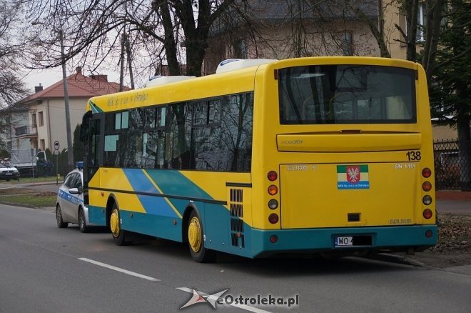 Kolizja z autobusem na osiedlu Stacja [ZDJĘCIA] - zdjęcie #6 - eOstroleka.pl