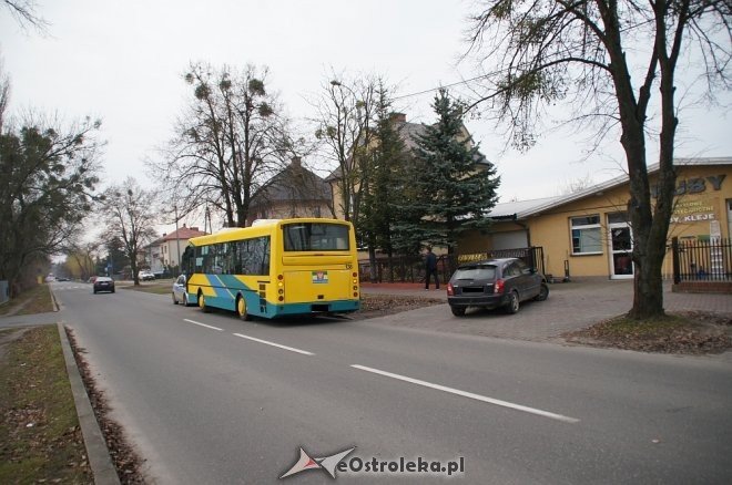 Kolizja z autobusem na osiedlu Stacja [ZDJĘCIA] - zdjęcie #7 - eOstroleka.pl
