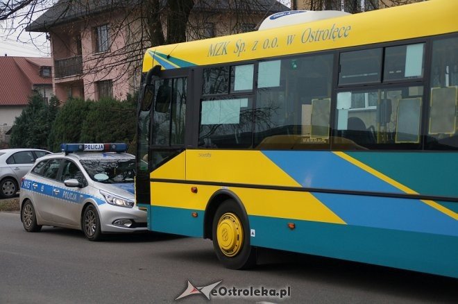 Kolizja z autobusem na osiedlu Stacja [ZDJĘCIA] - zdjęcie #8 - eOstroleka.pl