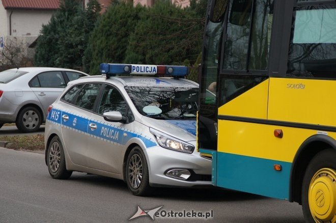 Kolizja z autobusem na osiedlu Stacja [ZDJĘCIA] - zdjęcie #9 - eOstroleka.pl