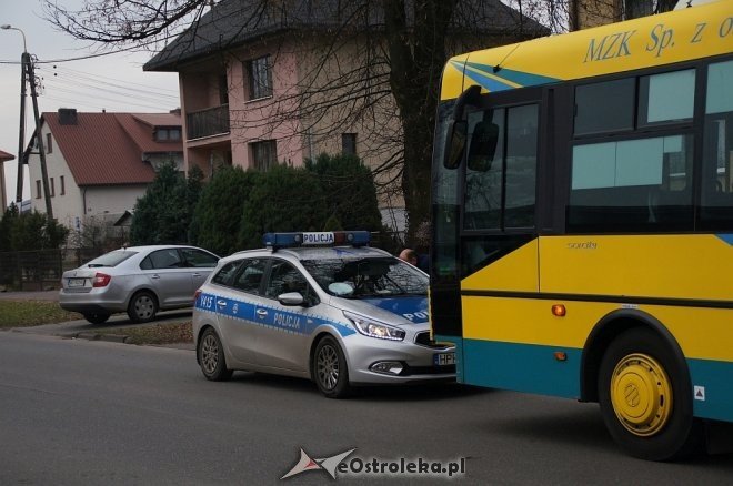 Kolizja z autobusem na osiedlu Stacja [ZDJĘCIA] - zdjęcie #10 - eOstroleka.pl