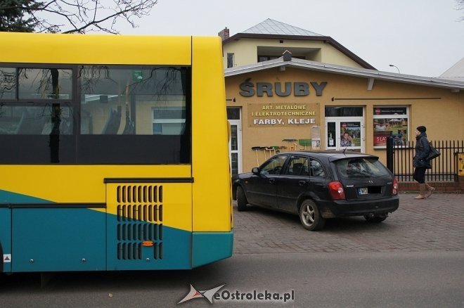 Kolizja z autobusem na osiedlu Stacja [ZDJĘCIA] - zdjęcie #11 - eOstroleka.pl
