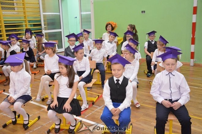 Ślubowanie klas I w Szkole Podstawowej nr 2 w Ostrołęce [ZDJĘCIA] - zdjęcie #2 - eOstroleka.pl