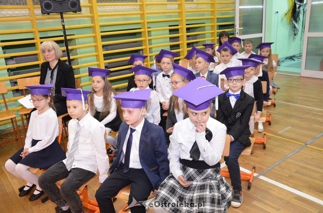 Ślubowanie klas I w Szkole Podstawowej nr 2 w Ostrołęce [ZDJĘCIA] - zdjęcie #4 - eOstroleka.pl