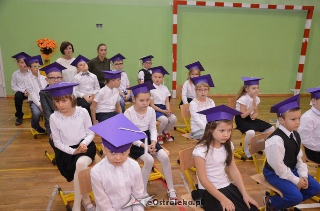 Ślubowanie klas I w Szkole Podstawowej nr 2 w Ostrołęce [ZDJĘCIA] - zdjęcie #5 - eOstroleka.pl