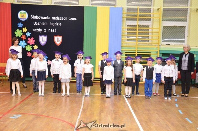 Ślubowanie klas I w Szkole Podstawowej nr 2 w Ostrołęce [ZDJĘCIA] - zdjęcie #6 - eOstroleka.pl