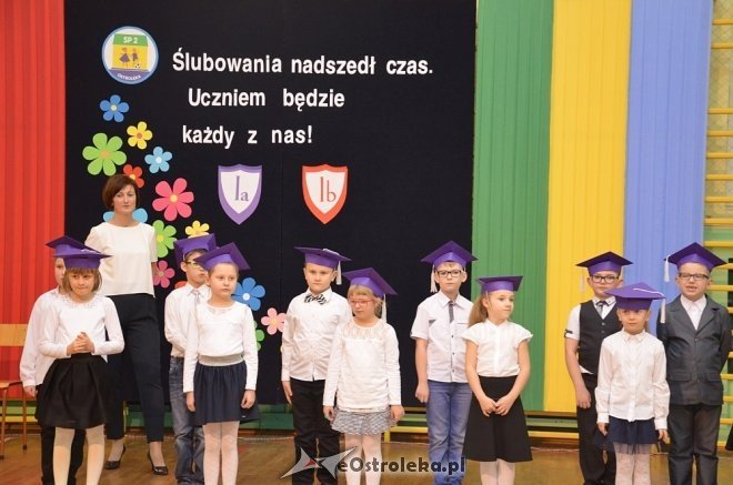 Ślubowanie klas I w Szkole Podstawowej nr 2 w Ostrołęce [ZDJĘCIA] - zdjęcie #7 - eOstroleka.pl