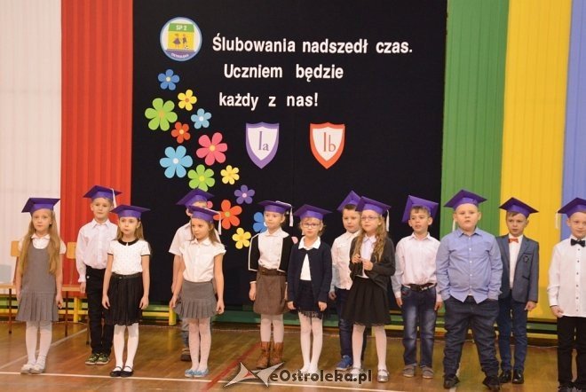 Ślubowanie klas I w Szkole Podstawowej nr 2 w Ostrołęce [ZDJĘCIA] - zdjęcie #10 - eOstroleka.pl