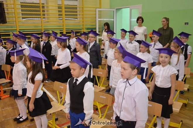 Ślubowanie klas I w Szkole Podstawowej nr 2 w Ostrołęce [ZDJĘCIA] - zdjęcie #12 - eOstroleka.pl