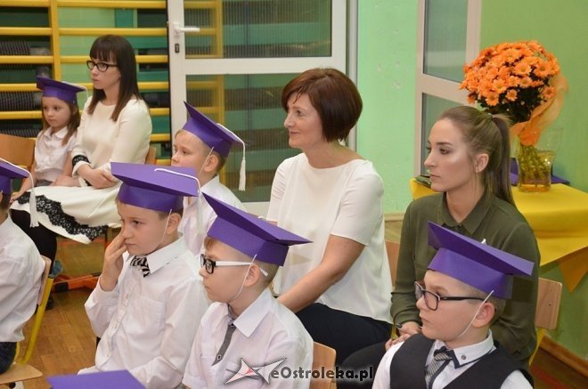 Ślubowanie klas I w Szkole Podstawowej nr 2 w Ostrołęce [ZDJĘCIA] - zdjęcie #16 - eOstroleka.pl