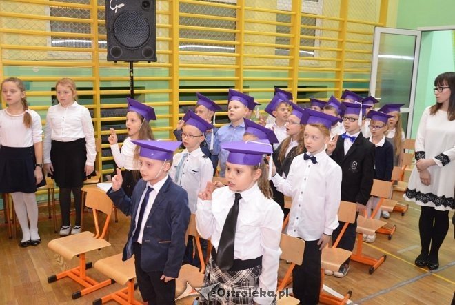 Ślubowanie klas I w Szkole Podstawowej nr 2 w Ostrołęce [ZDJĘCIA] - zdjęcie #19 - eOstroleka.pl