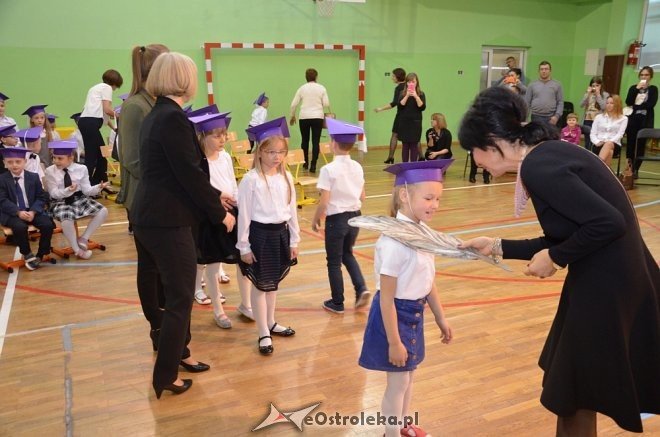 Ślubowanie klas I w Szkole Podstawowej nr 2 w Ostrołęce [ZDJĘCIA] - zdjęcie #21 - eOstroleka.pl