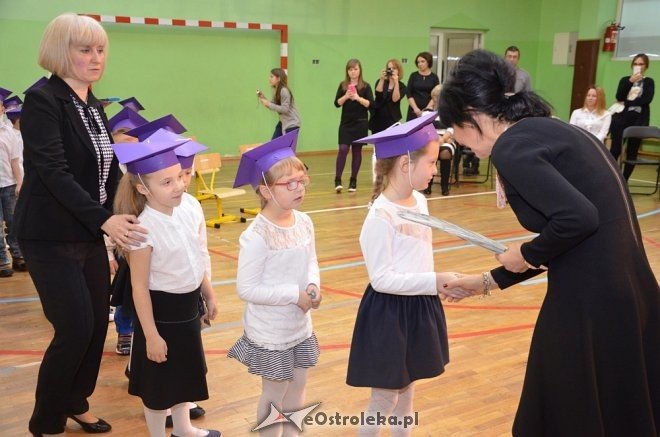 Ślubowanie klas I w Szkole Podstawowej nr 2 w Ostrołęce [ZDJĘCIA] - zdjęcie #24 - eOstroleka.pl