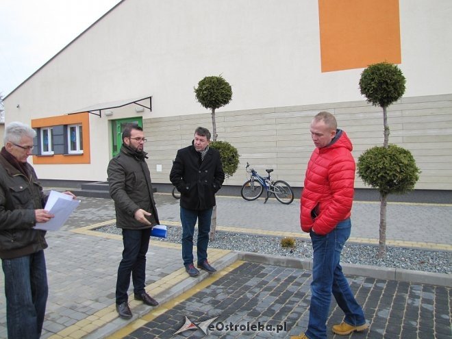 Nowy parking przy Szkole Podstawowej w Rzekuniu [ZDJĘCIA] - zdjęcie #3 - eOstroleka.pl