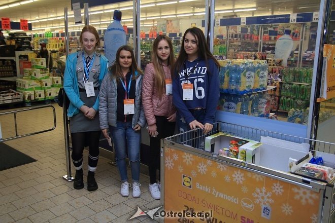 Ostrołęka żyje wolontariatem! Trwa Świąteczna Zbiórka Żywności [26.11.2016] - zdjęcie #45 - eOstroleka.pl