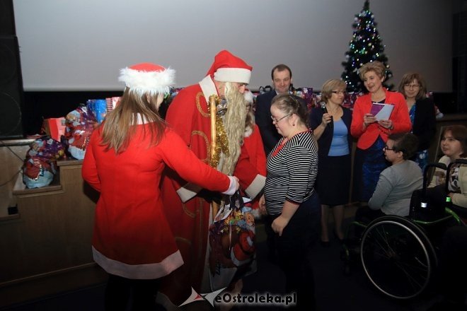 Mikołajkowe spotkanie stowarzyszenia Pomocna Dłoń [04.12.2016] - zdjęcie #17 - eOstroleka.pl
