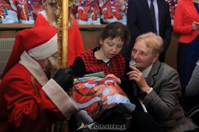 Mikołajkowe spotkanie stowarzyszenia Pomocna Dłoń [04.12.2016] - zdjęcie #2 - eOstroleka.pl