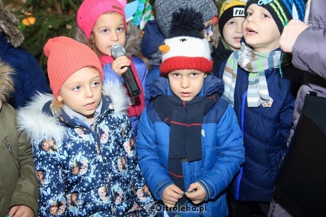 Strojenie choinki w Handlowcu [05.12.2016] - zdjęcie #85 - eOstroleka.pl