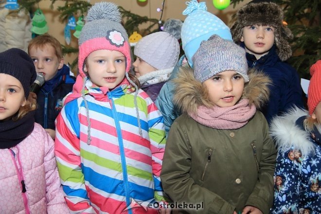 Strojenie choinki w Handlowcu [05.12.2016] - zdjęcie #84 - eOstroleka.pl