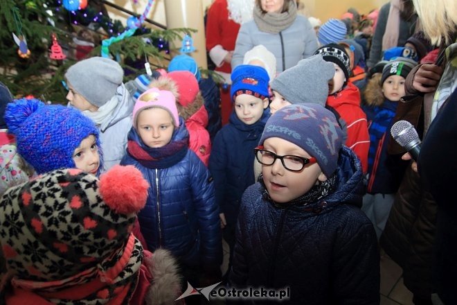 Strojenie choinki w Handlowcu [05.12.2016] - zdjęcie #73 - eOstroleka.pl