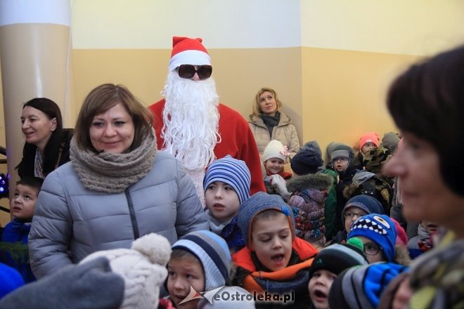 Strojenie choinki w Handlowcu [05.12.2016] - zdjęcie #65 - eOstroleka.pl