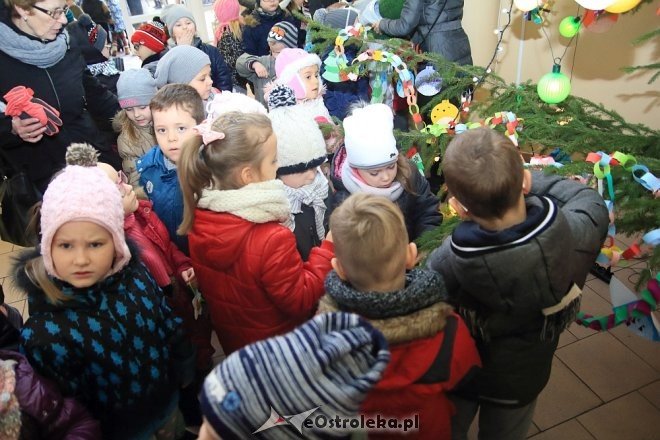 Strojenie choinki w Handlowcu [05.12.2016] - zdjęcie #43 - eOstroleka.pl