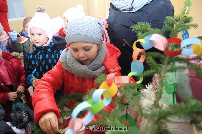 Strojenie choinki w Handlowcu [05.12.2016] - zdjęcie #40 - eOstroleka.pl