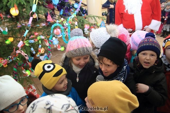 Strojenie choinki w Handlowcu [05.12.2016] - zdjęcie #33 - eOstroleka.pl