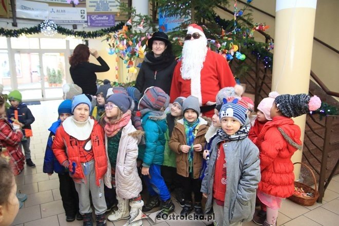 Strojenie choinki w Handlowcu [05.12.2016] - zdjęcie #15 - eOstroleka.pl